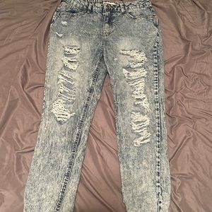 I am selling these Almost famous jeans because they don’t fit me